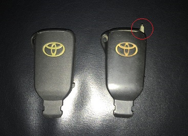 左：追加した鍵　右：元鍵(部品が割れてしまった為鍵が収まりきりません)