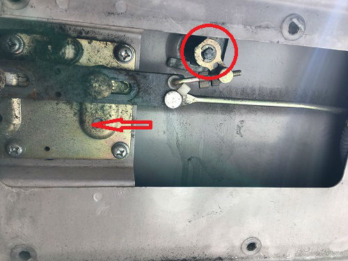カギ穴の裏側　　赤○がシリンダー・鍵を回すと矢印の方向に連結部分が動き開錠されます