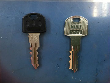 左：お客様のカギ　　右：作成した合鍵